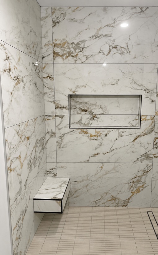 Calacatta shower with a floating bench